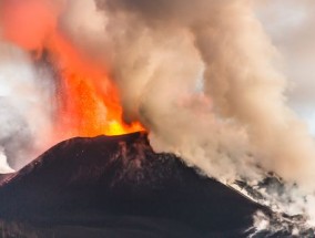 加那利群岛启动火山应急计划，游客被告知“不要惊慌”