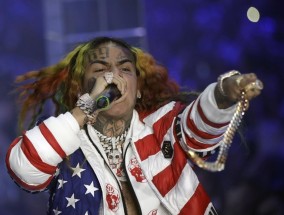 说唱歌手Tekashi 6ix9ine因违反假释指控在纽约被捕