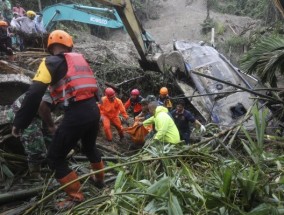 印尼苏门答腊岛因降雨引发的山体滑坡造成至少7人死亡